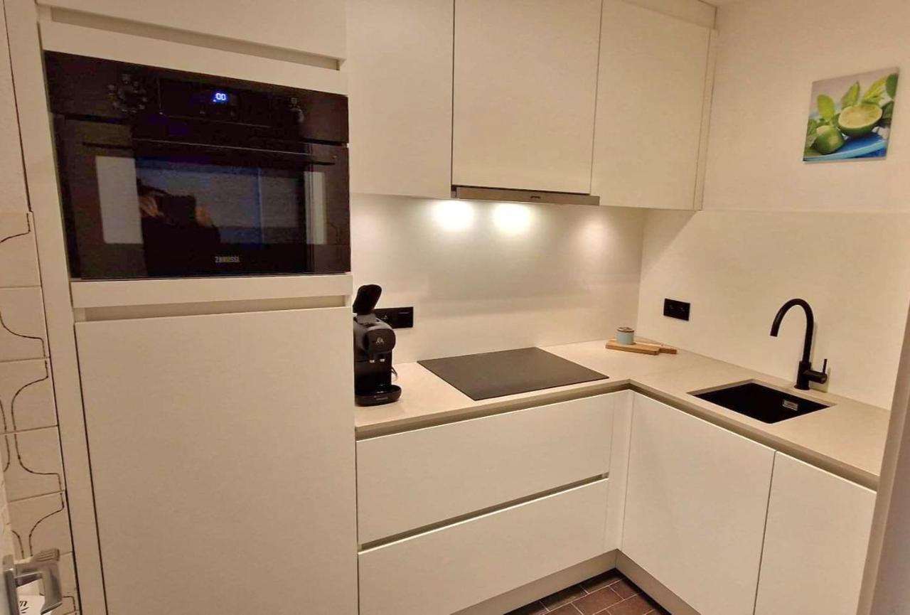 Modern Appartement Met Frontaal Zeezicht En Prive Parking Кноке-Хайст Екстериор снимка