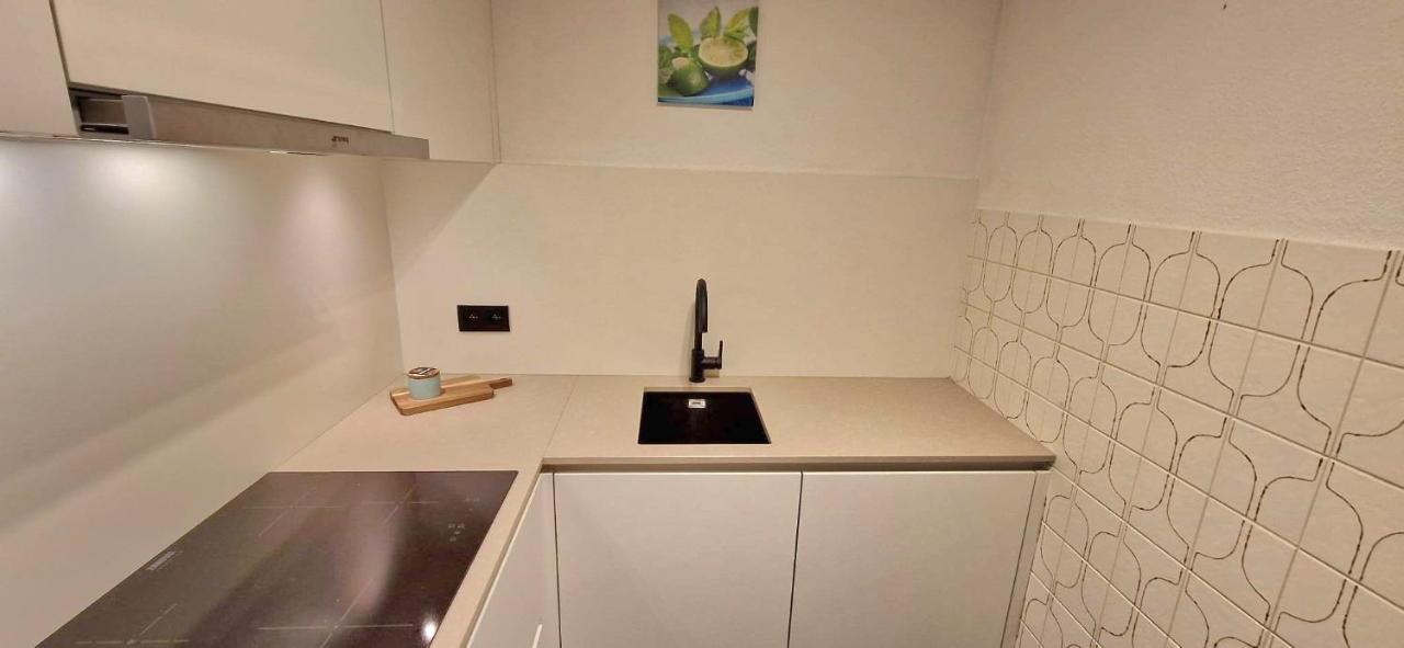 Modern Appartement Met Frontaal Zeezicht En Prive Parking Кноке-Хайст Екстериор снимка