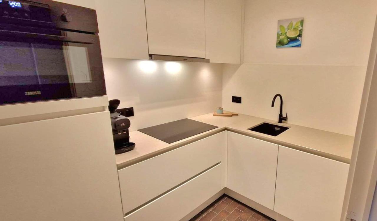 Modern Appartement Met Frontaal Zeezicht En Prive Parking Кноке-Хайст Екстериор снимка